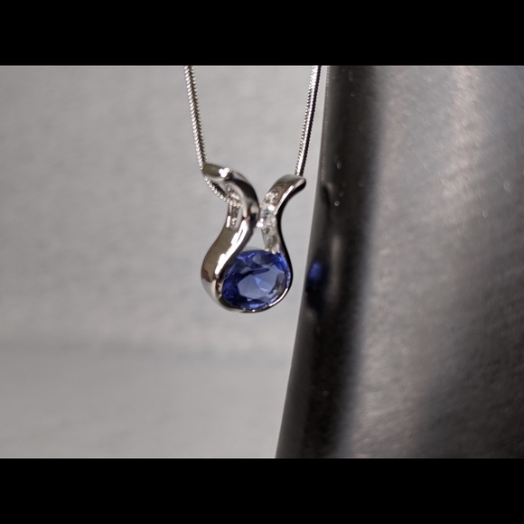 🎄 3/$35 IJDI necklace with U shape pendant - Picture 5 of 7